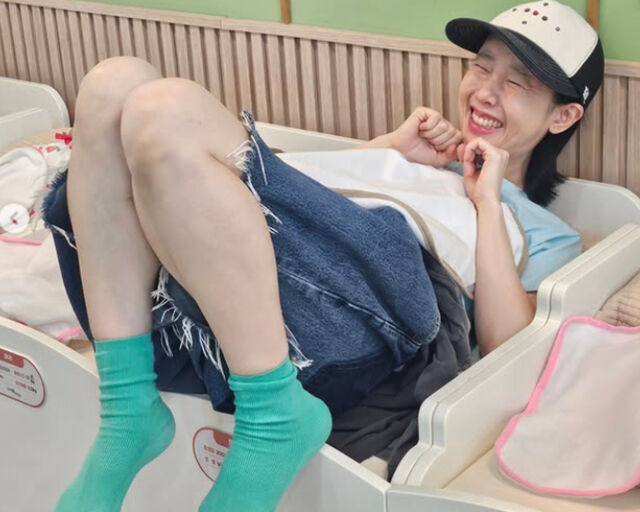 별이 수유 침대에서 아기 흉내를 내고 있다. / 별 소셜미디어 캡처