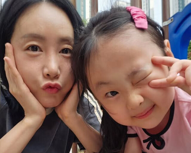 별이 딸 송이와 등원 전 놀이터에서 사진을 찍고 있다. / 별 소셜미디어 캡처