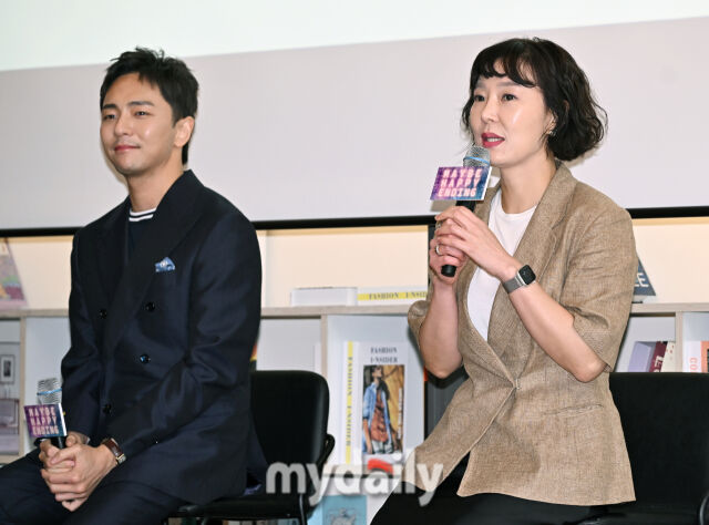 박천휴 작가와 한경숙 프로듀서가 24일 오후 서울 명동 커뮤니티하우스 마실에서 진행된 뮤지컬 '어쩌면 해피엔딩' 기자간담회에서 포토타임을 갖고 있다. / 송일섭 기자