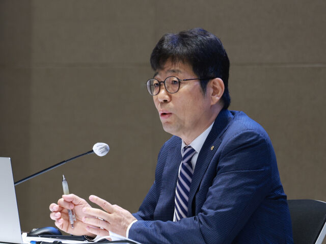 24일 오전 한국은행 본관에서 유상대 한국은행 부총재가 기자간담회를 열고 발표하고 있다./한국은행