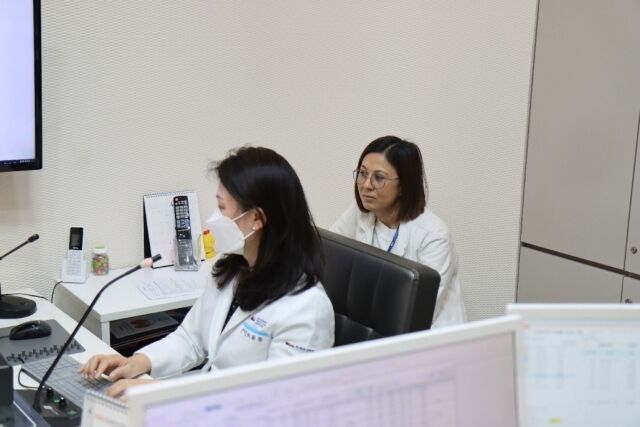 차 여성의학연구소 서울역 산부인과 허윤정 교수(왼쪽), 로사니 울락 의사가 난임 진료 프로세스 교육을 진행하고 있다. /차병원