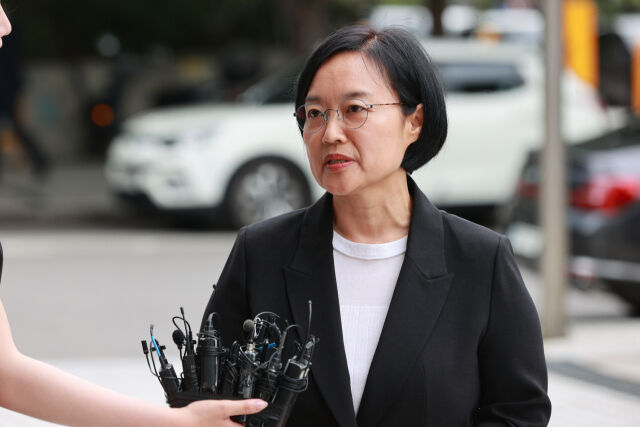 한성숙 중소벤처기업부 장관 후보자가 24일 서울 영등포구 삼희익스콘벤처타워에 마련된 인사청문회 준비사무실로 출근하고 있다. /중기부