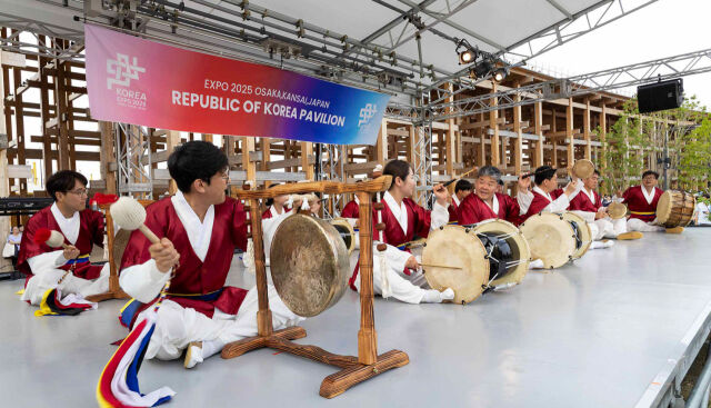 지난 22~23일 크라운해태제과 임직원들이 2025 오사카엑스포 현장에서 한국 전통음악 공연을 펼쳤다. /크라운해태제과