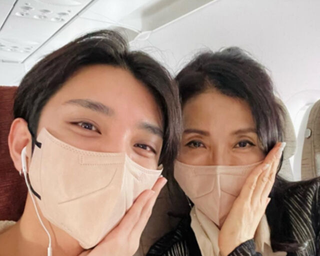 조슈아는 어머니와 닮은 눈매를 자랑했다. / 조슈아 SNS 캡처