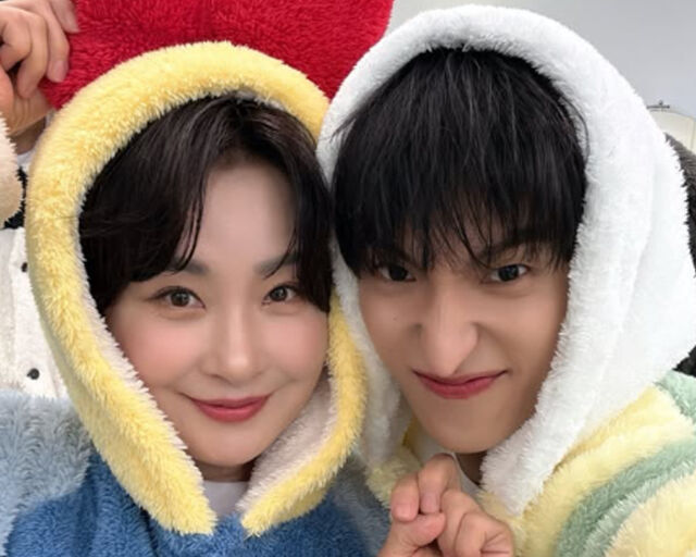 도겸의 어머니는 동안 외모를 자랑해 팬들을 놀라게 했다. / 도겸 SNS 캡처