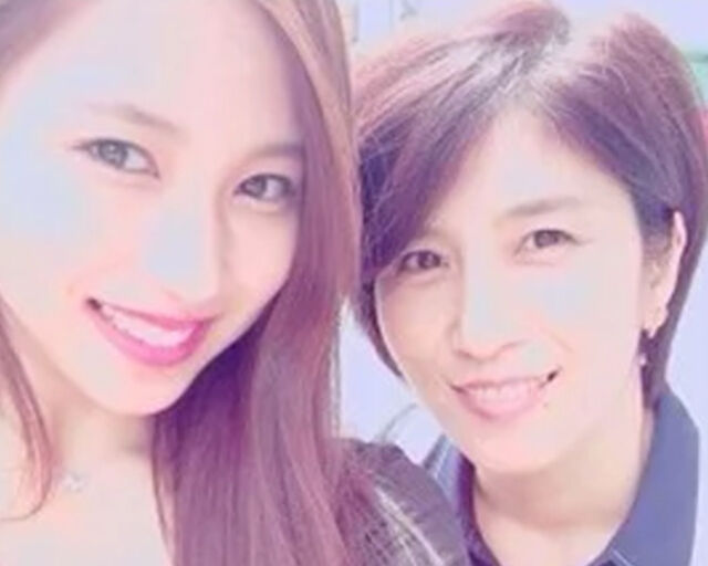 미나의 어머니는 미나와 똑같이 우아한 분위기를 자아냈다. / 온라인 커뮤니티 캡처