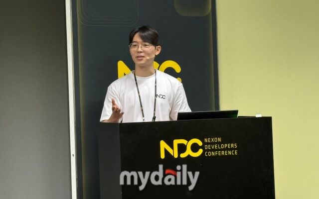 김경환 넥슨게임즈 DX스튜디오 테크니컬 아티스트가 25일 넥슨 개발자 콘퍼런스(NDC) 25에서 ‘UE5 PCG로 오픈월드 바이옴 구성하기 - 새로운 듀랑고의 초원부터 정글까지’ 세션을 발표하고 있다. /박성규 기자