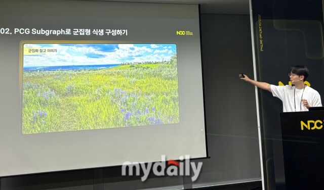 김경환 넥슨게임즈 DX스튜디오 테크니컬 아티스트가 25일 넥슨 개발자 콘퍼런스(NDC) 25에서 ‘UE5 PCG로 오픈월드 바이옴 구성하기 - 새로운 듀랑고의 초원부터 정글까지’ 세션을 발표하고 있다. /박성규 기자