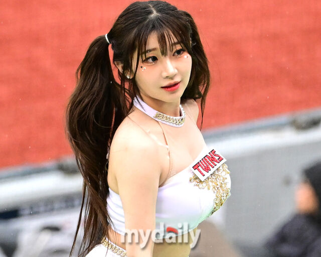 이주은이 관중석 앞에서 멋진 치어리딩을 보여주고 있다. / 마이데일리 DB