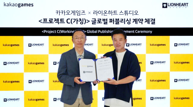 한상우 카카오게임즈 대표(왼쪽)와 김재영 라이온하트스튜디오 의장. /카카오게임즈
