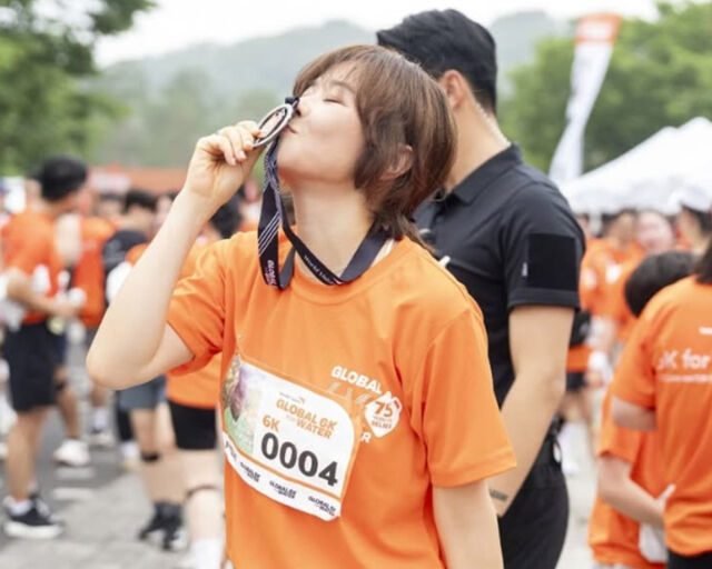 최강희가 기부런에서 매달을 따 기뻐하고 있다. / 최강희 소셜미디어