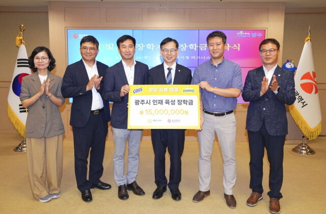 지난 24일 광주시청에서 열린 빛고을 장학금 전달식에서 김기숙 교육청년국장(왼쪽부터), 김태호 오비맥주 광주지점장, 이윤섭 오비맥주 호남권역 본부장,고광완 광주시청 행정부시장, 양우천 오비맥주 광주 공장장, 김희석 교육지원정책과장이 기념촬영을 하고 있다. /오비맥주