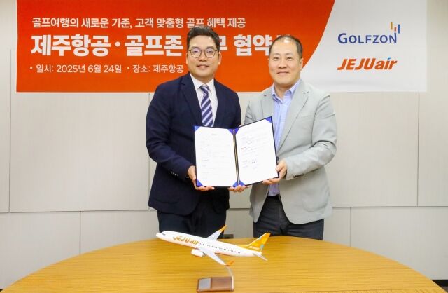 지난 24일 진행된 골프존·제주항공 업무협약식에서 손장순 골프존 플랫폼사업부장(왼쪽), 정재필 제주항공 커머셜본부장이 기념사진을 촬영하고 있다. /골프존