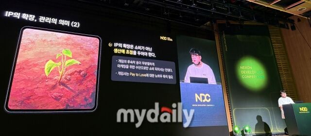 유형석 시프트업 디렉터가 25일 경기창조경제혁신센터에서 열린 넥슨 개발자 콘퍼런스(NDC) 25에서 발표하고 있다. /박성규 기자