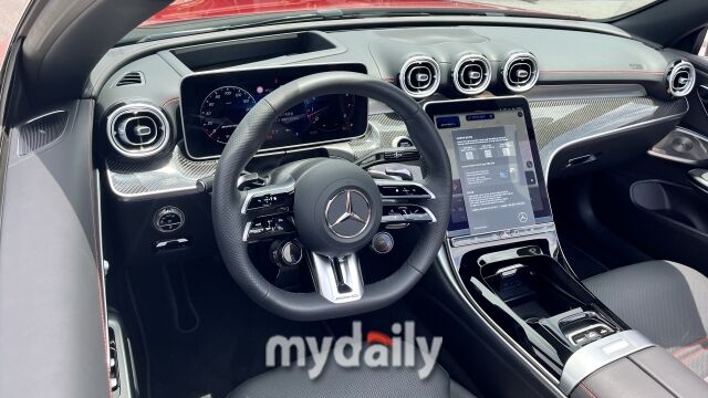 CLE 53 4MATIC+ 카브리올레 운전대. /심지원 기자