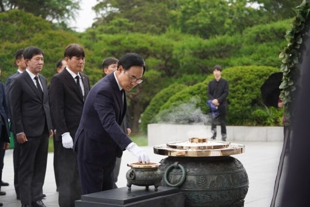 이용배(가운데) 현대로템 대표이사가 25일 국립서울현충원 현충탑에서 순국선열 및 호국 영령에 분향하고 있다. /현대로템