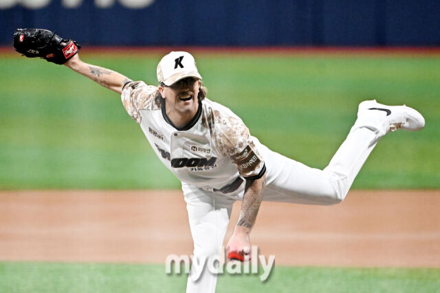 25일 오후 서울 고척동 고척스카이돔에서 진행된 '2025 프로야구 KBO리그' 키움히어로즈와 KIA타이거즈의 경기. 키움 선발투수 웰스가 역투하고 있다./고척=송일섭 기자 andlyu@mydaily.co.kr