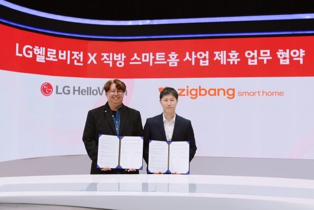 손기영 LG헬로비전 상무(왼쪽)와 정진우 직방 부사장. /LG헬로비전