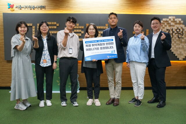 동아오츠카가 서울시자원봉사센터와 함께 폭염에 취약한 폐지 수집 어르신들의 안전을 위한 지원 활동을 전개한다. /동아오츠카
