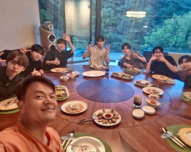 킥플립이 신인상을 받은 가운데 박진영이 집으로 초대해 축하해 줬다. / 박진영 소셜미디어 캡처