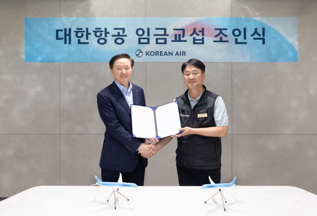 우기홍 대한항공 부회장(왼쪽)과 조영남 대한항공 노동조합위원장이 기념사진을 촬영하고 있다. /대한항공