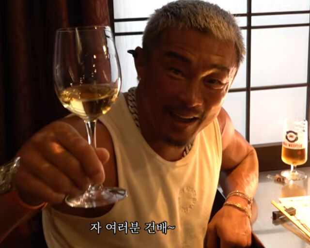 추성훈이 제작진과 100만 원 고기 내기에서 이겨 신나했다. / 유튜브 '추성훈' 캡처