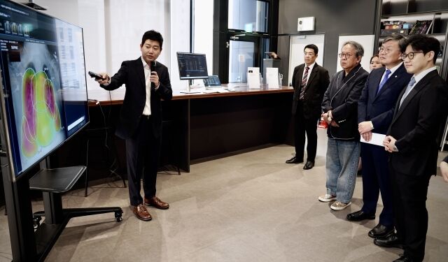 루닛 관계자가 27일 서울 강남구 루닛 본사에서 열린 '국회 AI 혁신기업 간담회'에서 김윤 국회 보건복지위원회 의원(오른쪽 두번째)과 서범석 루닛 대표(오른쪽), 황희 카카오헬스케어 대표(오른쪽 세번째) 등 참석자들에게 '의료 특화 AI 파운데이션 모델'을 시연하고 있다. /루닛