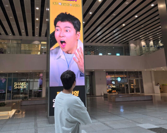 전현무가 자신의 얼굴이 박힌 전광판을 보며 뿌듯한 미소를 보였다. / 전현무 소셜미디어 캡처