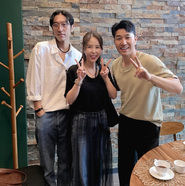 그룹 코요태 멤버 빽가, 신지, 김종민이 한 자리에 모였다. / 신지 인스타그램