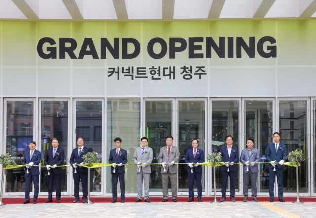 27일 오전 커넥트현대 청주 정문 앞에서 열린 오프닝 세레모니에서 장호진 현대지에프홀딩스 사장(사진 맨 왼쪽)과 정지영 현대백화점 사장(맨 오른쪽)이 참석자들과 테이프 커팅식을 진행하고 있다. /현대백화점