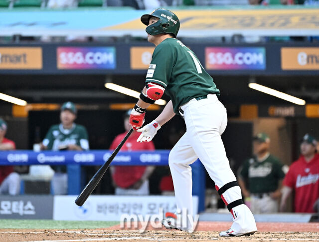 27일 오후 인천광역시 문학동 SSG랜더스필드에서 진행된 '2025 프로야구 KBO리그' SSG랜더스와 한화이글스의 경기. SSG 최정이 3회말 2사 1,2루서 3점 홈런을 터뜨리고 있다./인천 = 송일섭 기자