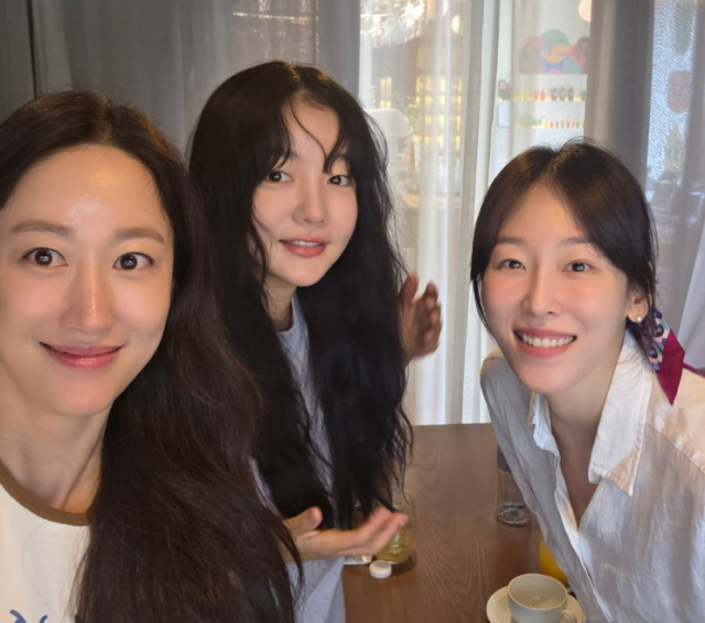 전혜빈-문지인-서현진/ 문지인 소셜미디어