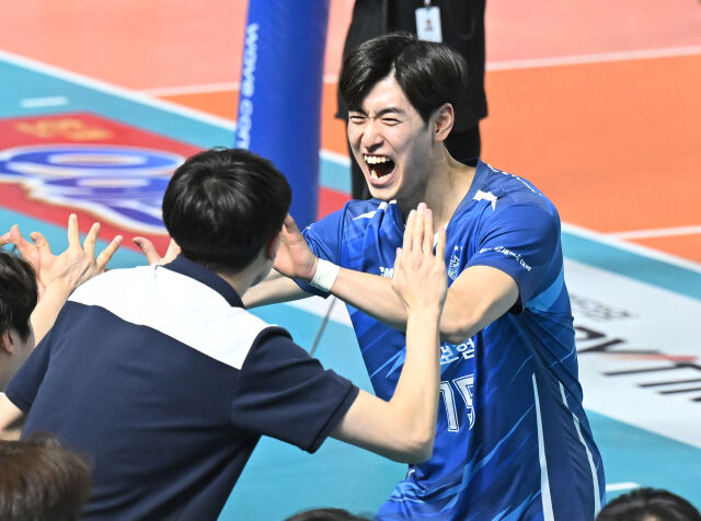 제 역할을 다한 후 코칭스태프들과 환호하는 김요한./KOVO