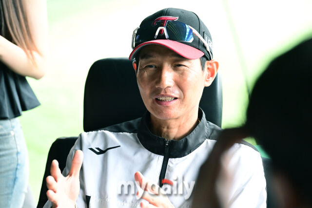 29일 오후 서울 잠실야구장에서 진행된 '2025 프로야구 KBO리그' KIA-LG의 경기.<br><br>경기 전 LG 염경엽 감독이 취재진과 이야기를 나누고 있다./잠실-곽경훈 기자