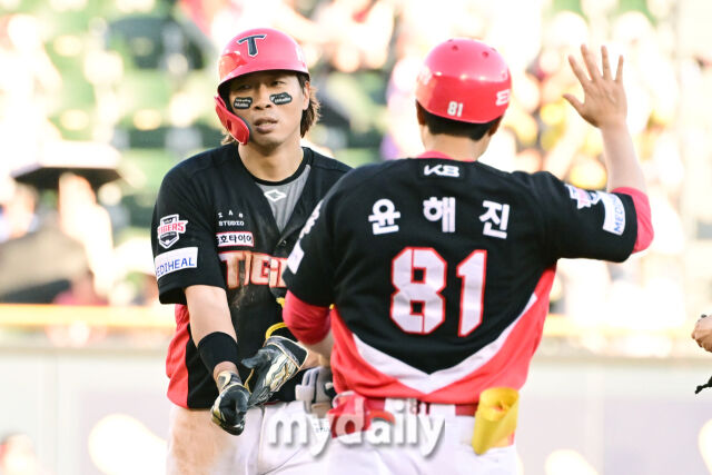 29일 오후 서울 잠실야구장에서 진행된 '2025 프로야구 KBO리그' KIA-LG의 경기.<br><br>기아 고종욱이 6회초 무사 1루에서 동점 2루타를 때린 뒤 기뻐하고 있다./잠실=곽경훈 기자
