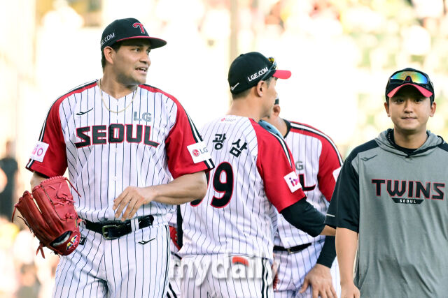 29일 오후 서울 잠실야구장에서 진행된 '2025 프로야구 KBO리그' KIA-LG의 경기.<br><br>LG 선발 치리노스가 6회초 교체되고 있다./잠실=곽경훈 기자