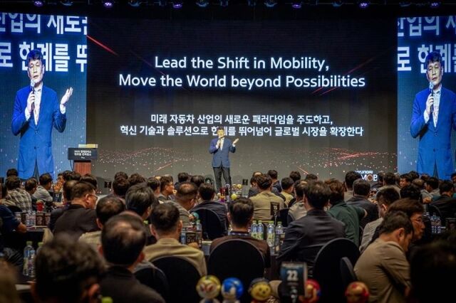 이규석 현대모비스 사장(가운데)이 '2025 대리점 컨퍼런스'에서 "고객들이 현대차·기아를 선택하는 중요한 이유 중 하나가 바로 우리의 서비스 경쟁력"이라고 강조하고 있다. /현대모비스
