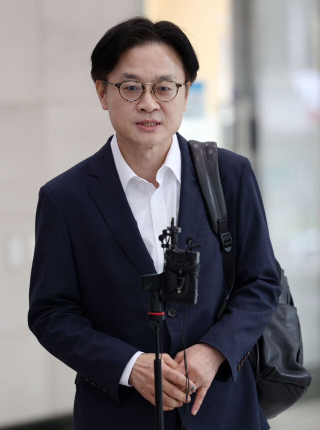 이재명 정부 초대 산업통상자원부 장관에 지명된 김정관 후보자가 30일 오전 서울 강남구 한국기술센터에 마련된 인사청문회 준비단 사무실로 출근하며 지명 소감을 밝히고 있다. /뉴시스