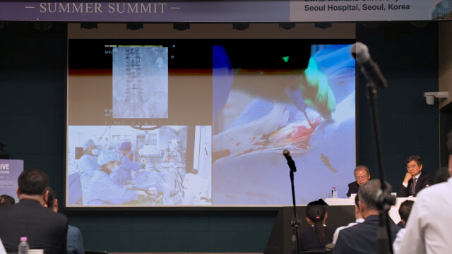 이대대동맥혈관병원 개원 2주년 기념식 및 E-Alive Summer Summit에서 라이브 서저리를 시연하고 있는 송석원 이대대동맥혈관병원장과 이광훈 대동맥센터장의 모습. /이화여자대학교의료원