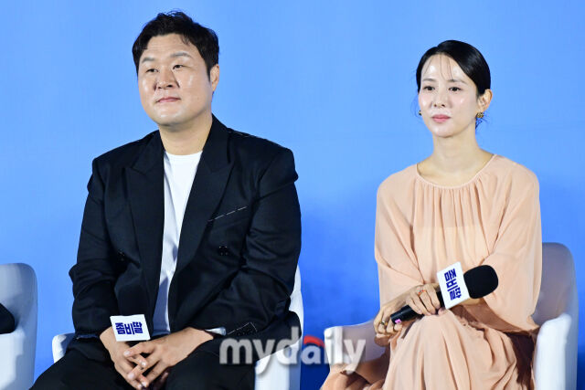 2025년 6월 30일 오전 서울 용산 CGV에서 진행된 영화 '좀비딸' 제작보고회에서 윤경호(왼쪽)과 조여정이 취재진의 질문을 듣고 있다. / 곽경훈 기자
