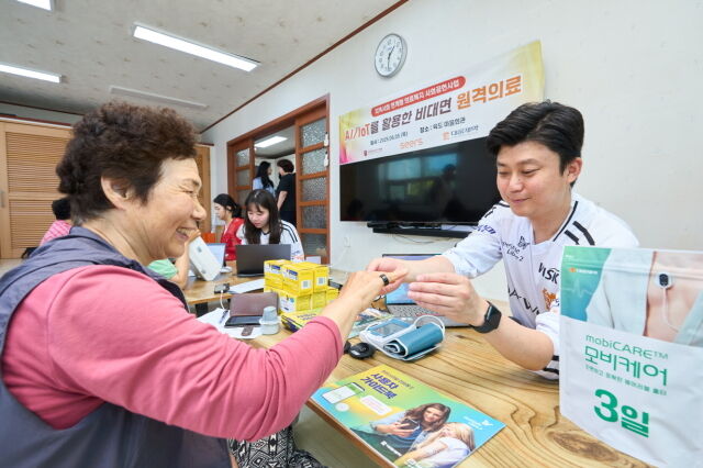 지난 18일 대웅제약은 의료 취약 지약인 섬 육도에서 주민 대상 건강검진을 지원했다. 사진은 섬 지역 주민이 ‘카트비피 프로’를 손가락에 착용하고 있다. /대웅제약