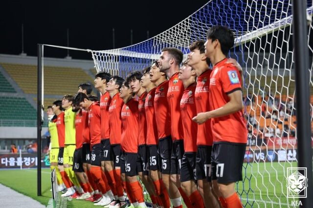 시흥시민축구단을 꺾고 8강에 진출한 뒤 기뻐하는 강원FC 선수단./대한축구협회