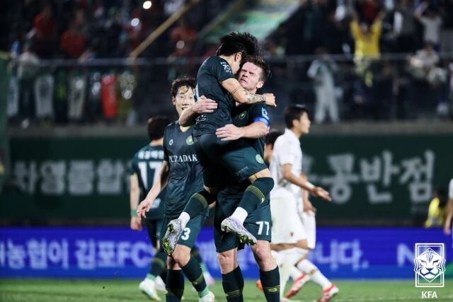 포항 스틸러스를 꺾고 8강에 진출한 김포FC./대한축구협회
