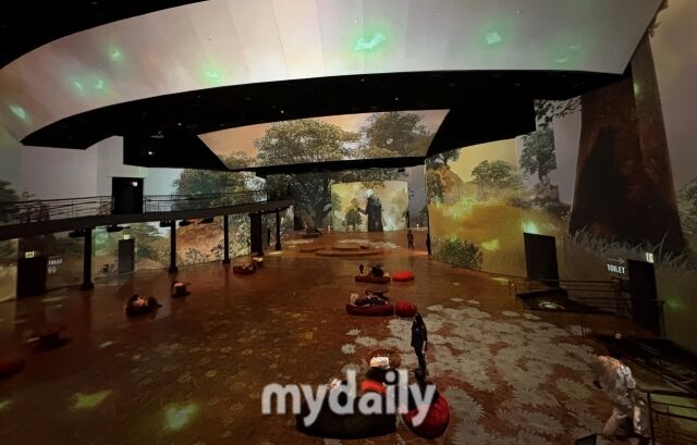 30일 서울 광진구 워커힐호텔 지하 전시장에서 개최중인 스마일게이트 RPG <로스트아크> 미디어아트 전시 ‘빛의 여정’ 현장. /박성규 기자