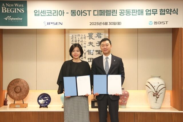 동아ST-입센코리아 디페렐린 공동판매 협약 체결식에서 정재훈 동아ST 사장(오른쪽)과 양미선 입센코리아 대표가 기념사진을 촬영하고 있다. /동아에스티