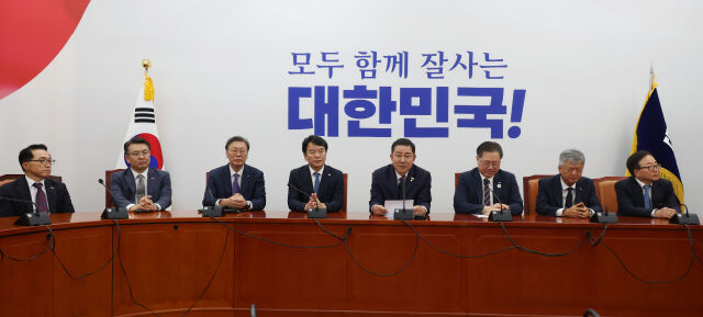 김병기 더불어민주당 대표 직무대행 겸 원내대표와 경제6단체 상근부회장들이 25일 서울 여의도 국회에서 면담을 하고 있다. 이날 면담에는 이호준 한국중견기업연합회 상근부회장, 오기웅 중소기업중앙회 상근부회장, 김창범 한국경제인협회 상근부회장, 박일준 대한상공회의소 상근부회장, 이인호 한국무역협회 상근부회장, 이동근 한국경영자총협회 상근부회장이 참석했다. /뉴시스
