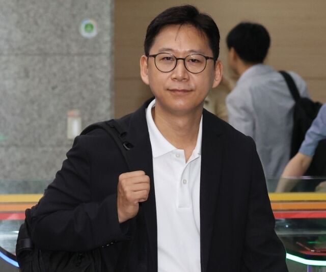 배경훈 과학기술정보통신부 장관 후보자가 1일 오전 서울 종로구 광화문우체국에 마련된 인사청문회 준비 사무실로 출근하고 있다. /뉴시스