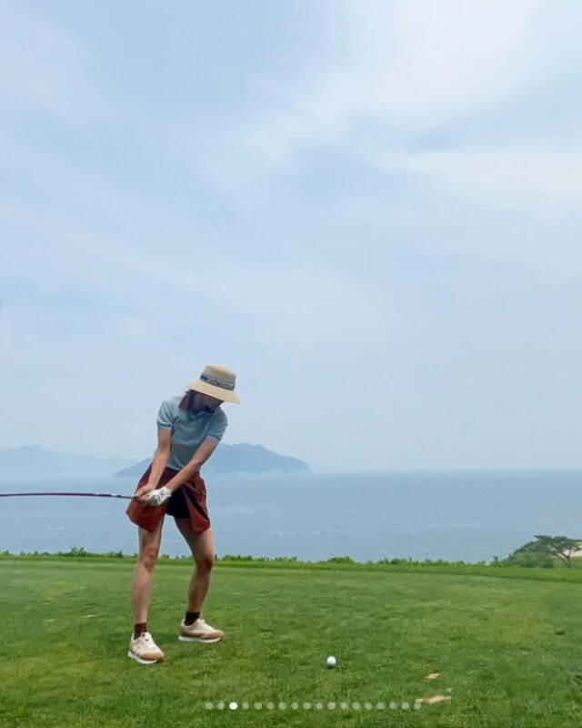 배우 경수진이 바다가 보이는 필드 위에서 골프를 하고 있다. / 경수진 개인 인스타그램