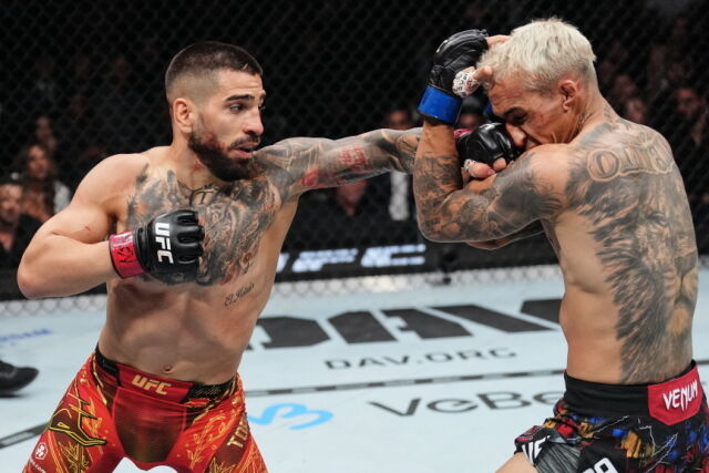 토푸리아(왼쪽)가 지난달 29일 UFC 317에서 올리베이라에게 펀치를 적중하고 있다. /UFC 제공
