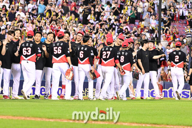 기아기 LG를 상대로 12-2로 승리한 뒤 하이파이브를 하고 있다.